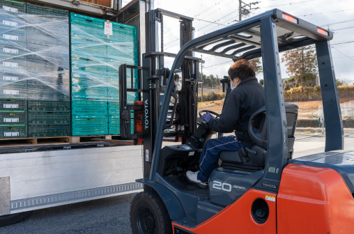 荷物をピックアップする様子