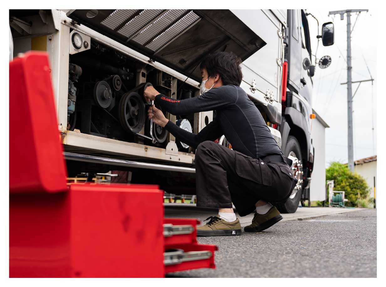 トラック整備の様子